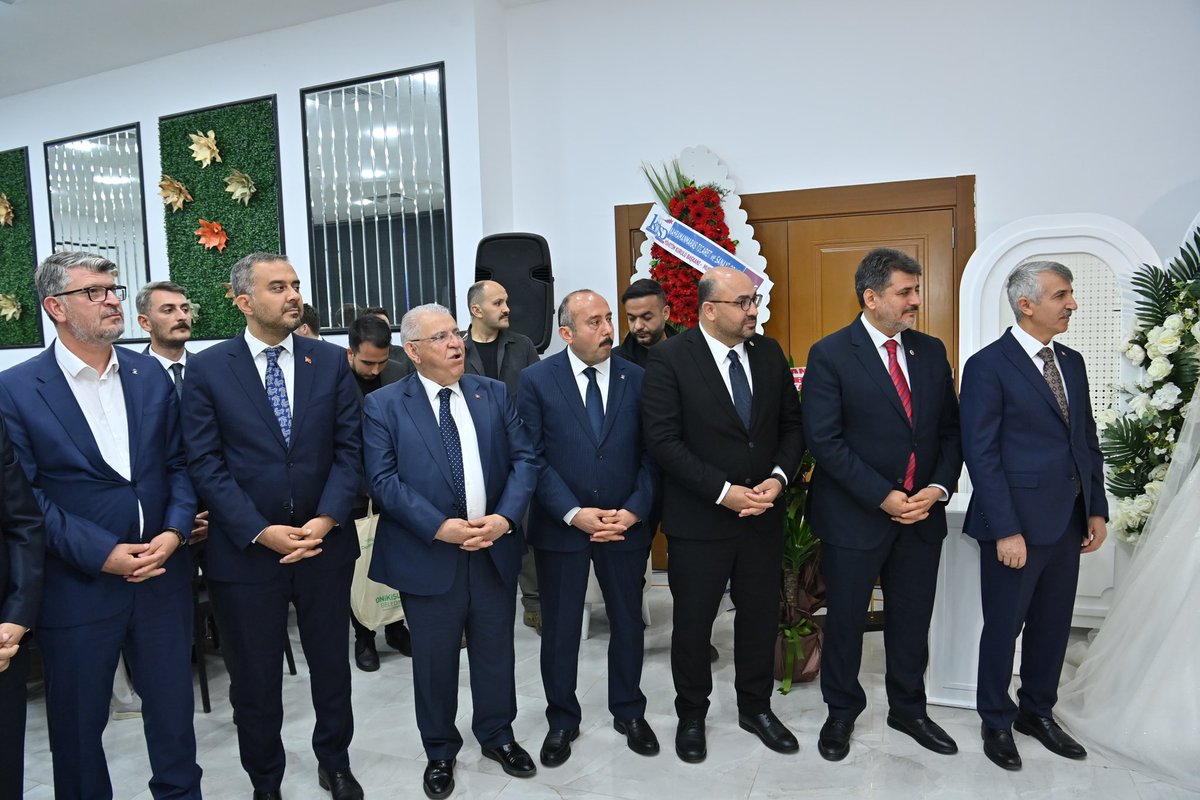 HanefiMahcicek's tweet photo. Ramazan Bayramı'mızı güzelleştiren düğün töreninde gazeteci kardeşimiz Bekir Doğan'ın  kızı Ayşe Betül ile Özdemir ailesinin evladı Zeki kardeşimizin nikah akitlerine şahitlik ettik.

Çiftlerimizi ve ailelerimizi tebrik ediyor, Cenab-ı Hakk'dan iki cihan saadeti diliyorum. https://t.co/Gl0RsS1bDs