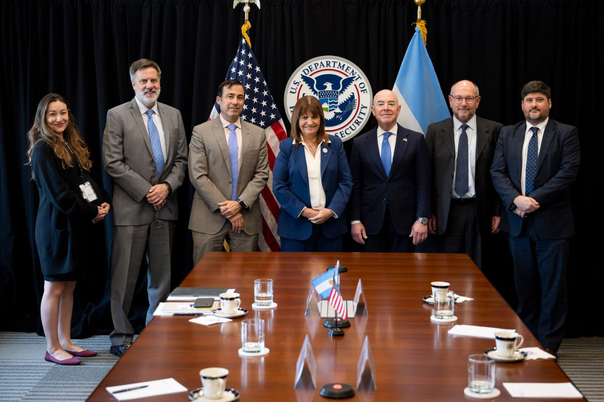 La ministra de Seguridad, Patricia Bullrich, se reunió con el secretario de Homeland Security de los EEUU, Alejandro Mayorkas, donde le presentó un estado de la seguridad regional y los desafíos que existen en las fronteras de los países latinoamericanos con la presencia del…