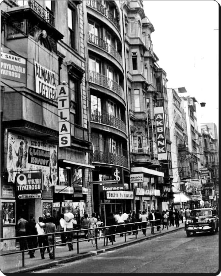 İstiklal Caddesi Beyoğlu İstanbul Türkiye Cumhuriyeti 1973.