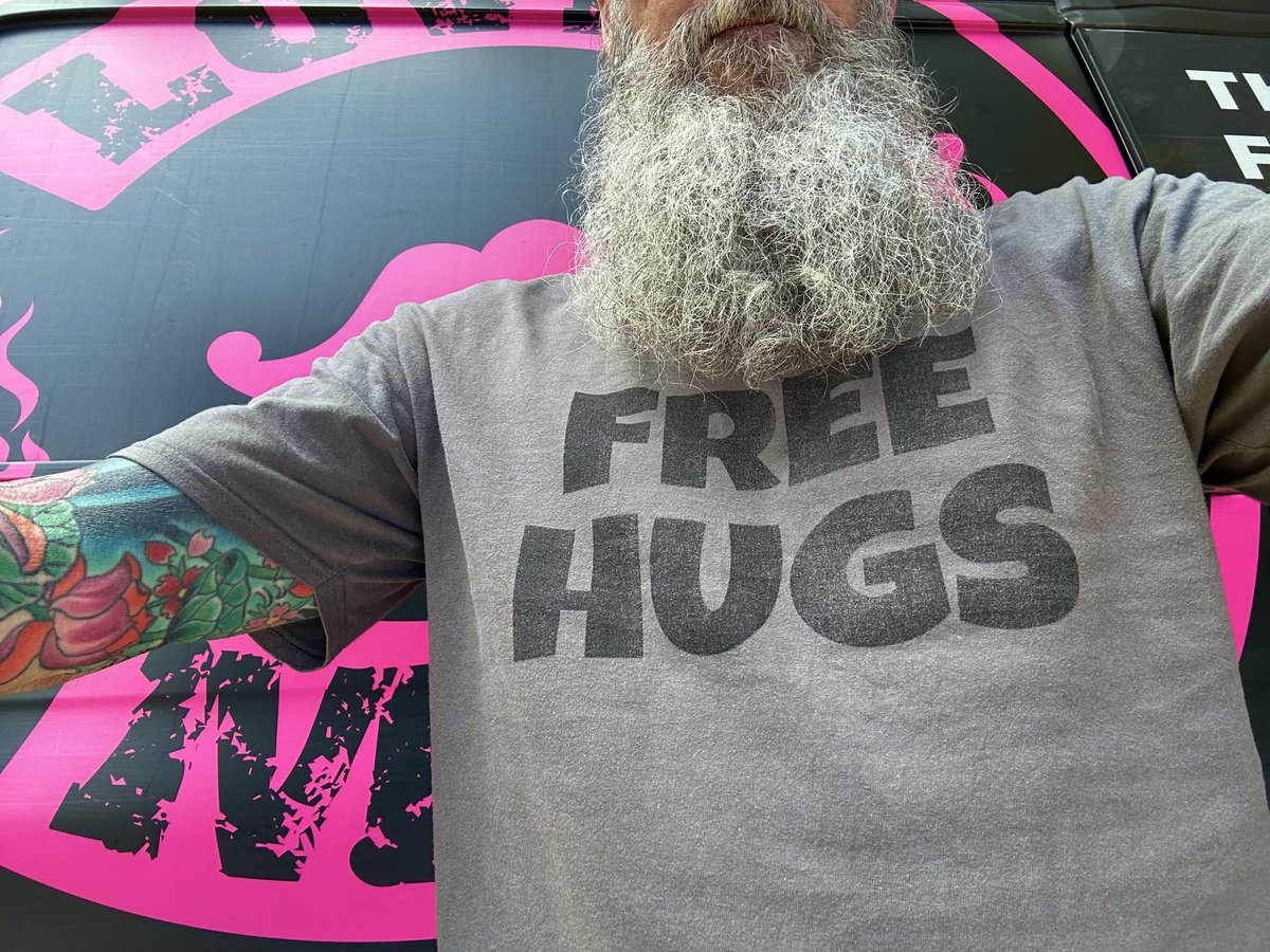 and they’re FREE! 🤗💖 #pinksocks #hugs #sdoh ✨