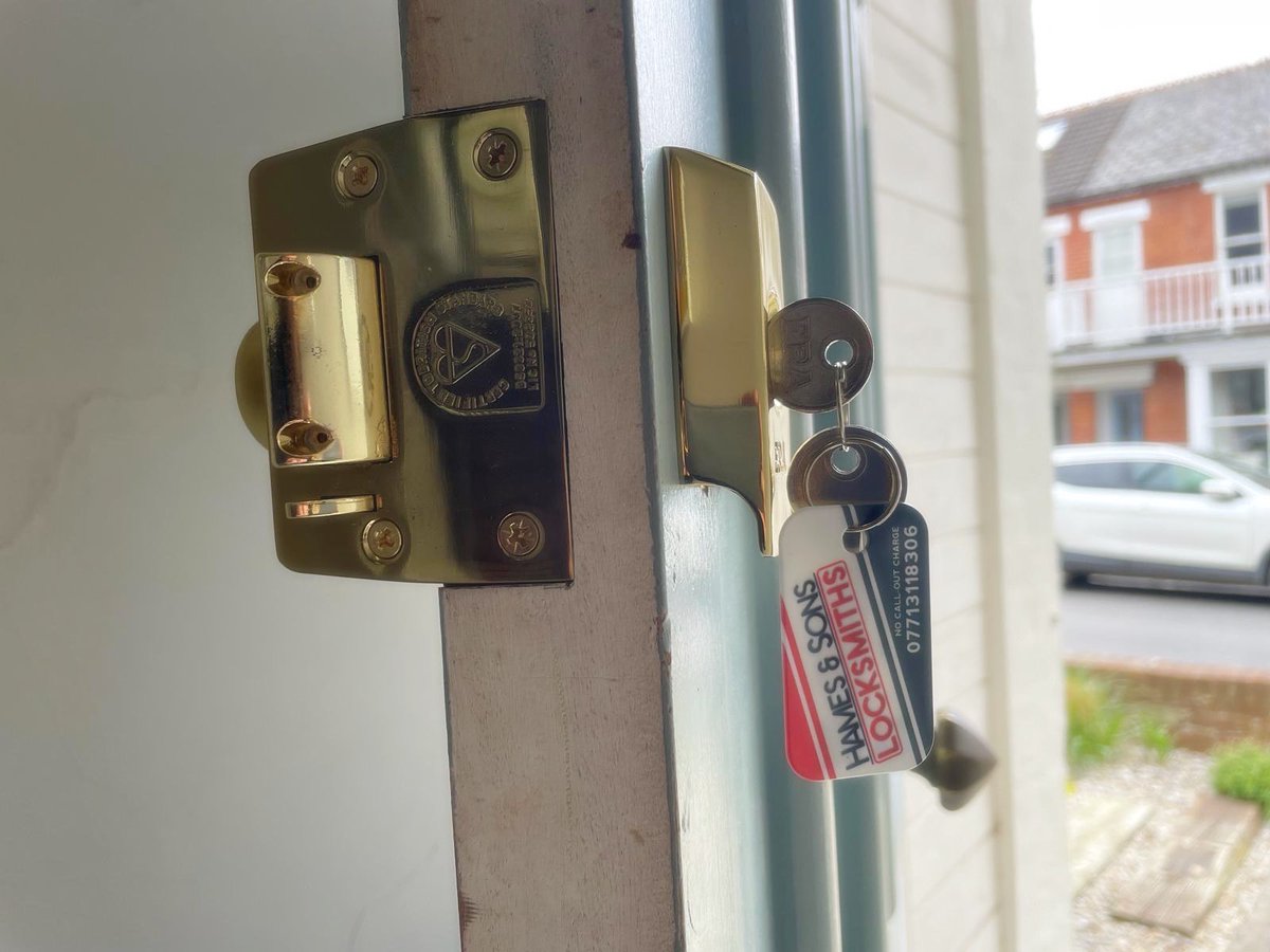 Lock upgrade! Securing my customers home in #Whitstable with an @eraprofessionals British Standard Nightlatch 👌🏼 #hamesandsonslocksmiths #locksmith #lock #door #security #home