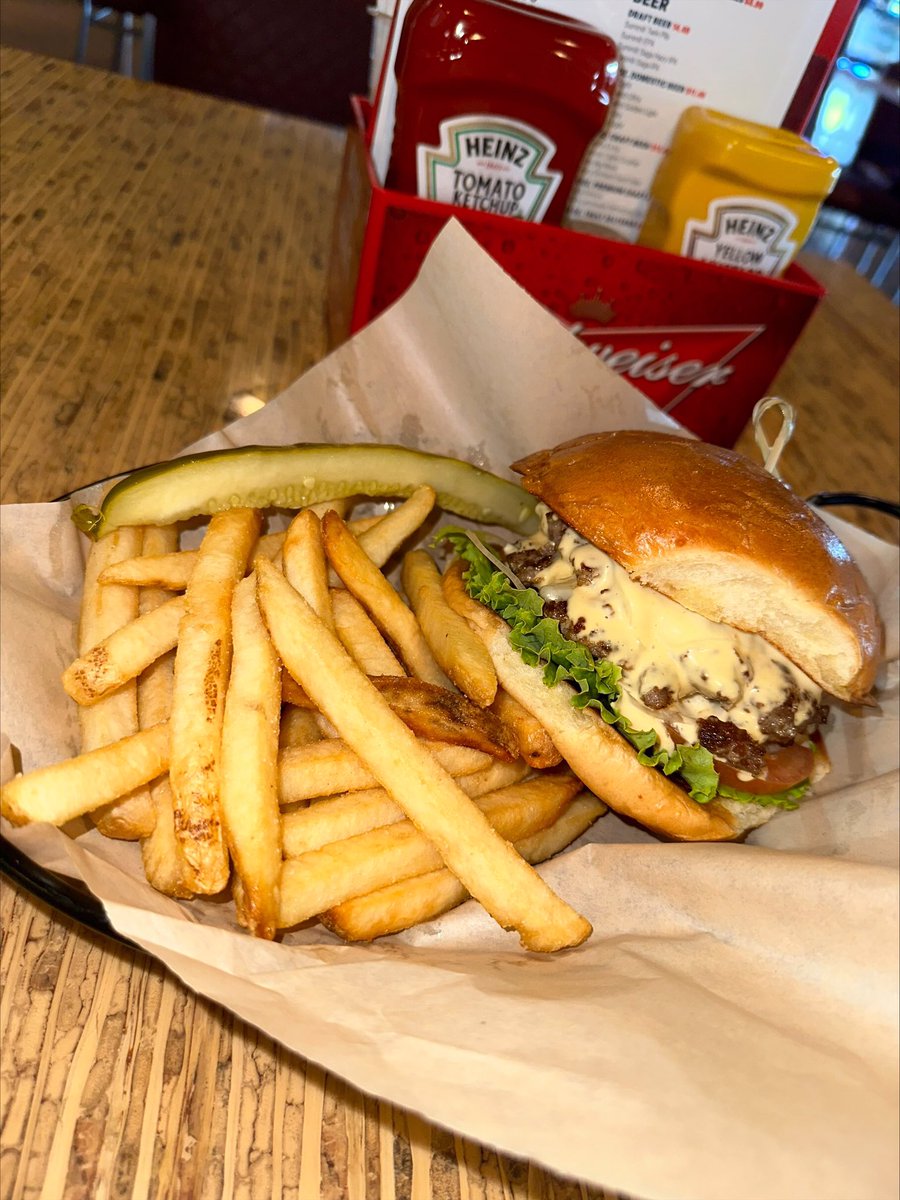 Target Field Eats tweet media