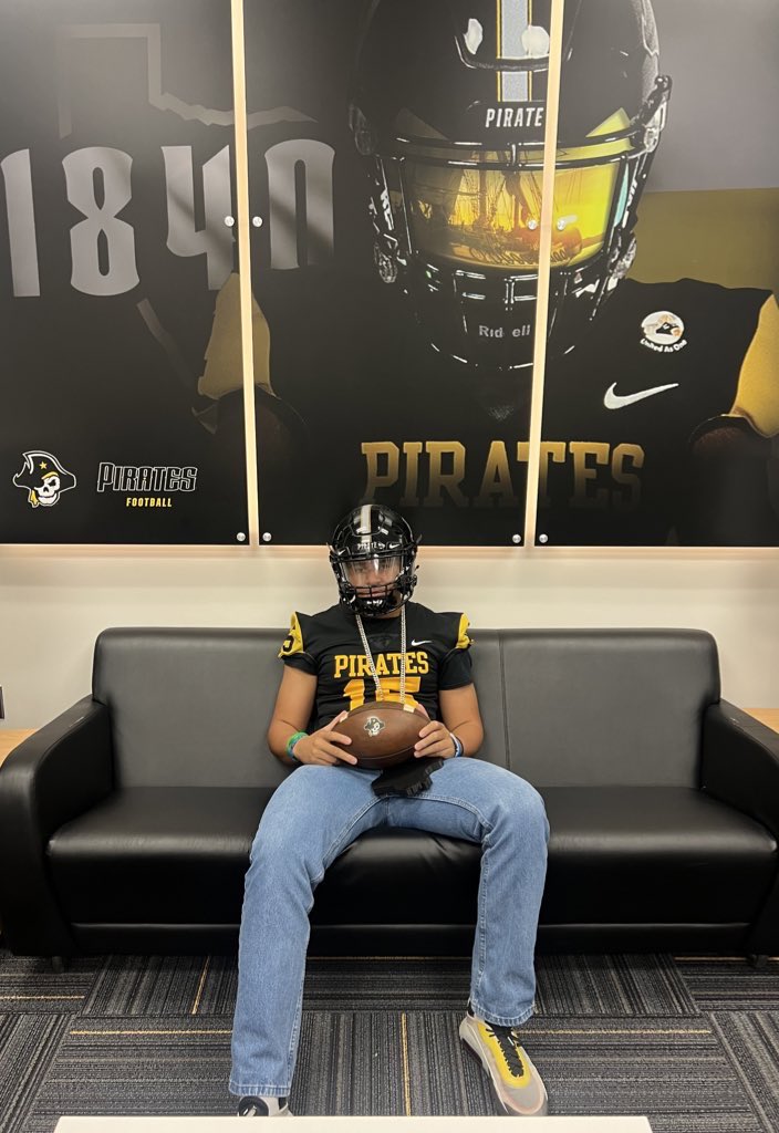 Byronporterjr (@byronporterjr15) on Twitter photo Had a great visit <a href="/SUPiratesFB/">Southwestern FB</a>! Thanks for having me. <a href="/CoachJoeAustin/">Coach Joe Austin</a> <a href="/CoachBishopSU2/">Coach John Bishop</a> <a href="/CoogsFB/">Cougar Football</a>
⚫️🟡🏴☠️ Had a great visit <a href="/SUPiratesFB/">Southwestern FB</a>! Thanks for having me. <a href="/CoachJoeAustin/">Coach Joe Austin</a> <a href="/CoachBishopSU2/">Coach John Bishop</a> <a href="/CoogsFB/">Cougar Football</a>
⚫️🟡🏴☠️