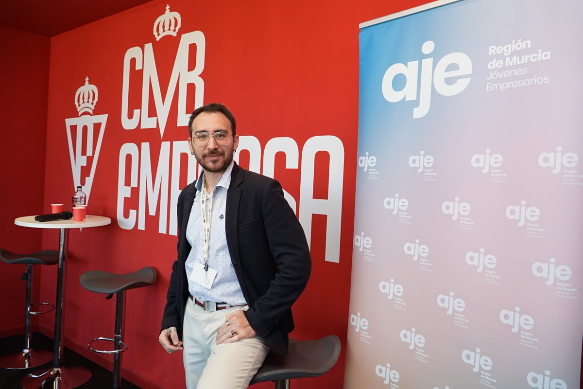 PubliciZapp's tweet photo. Super interesante la Jornada de debate organizada por @AJERegionMurcia y @realmurciacfsad 

Una oportunidad de oro para escuchar a 2 referentes del sector empresarial de la región como José Mª Albarracín y Almudena Abellán.

#emprendimiento #Murcia #negocios #networking https://t.co/WivfP1OyfI