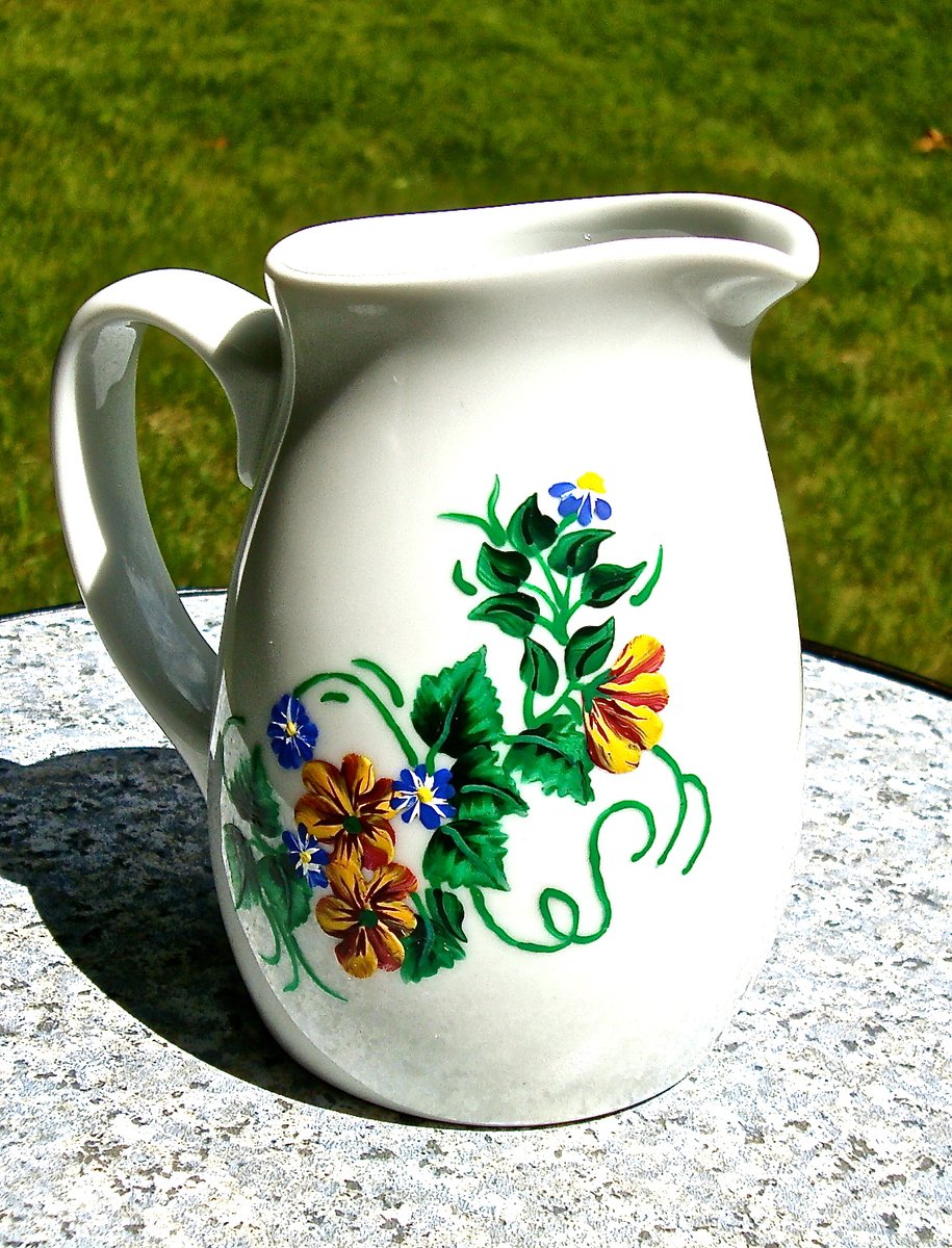 LPaintitpretty's tweet photo. Hand painted milk pitcher https://t.co/uRLo4bWdkJ #creamer #milkpitcher #housewarminggift #SMILEtt23 #CraftBizParty #giftsforher #etsyshop https://t.co/N6w9MGfgo5