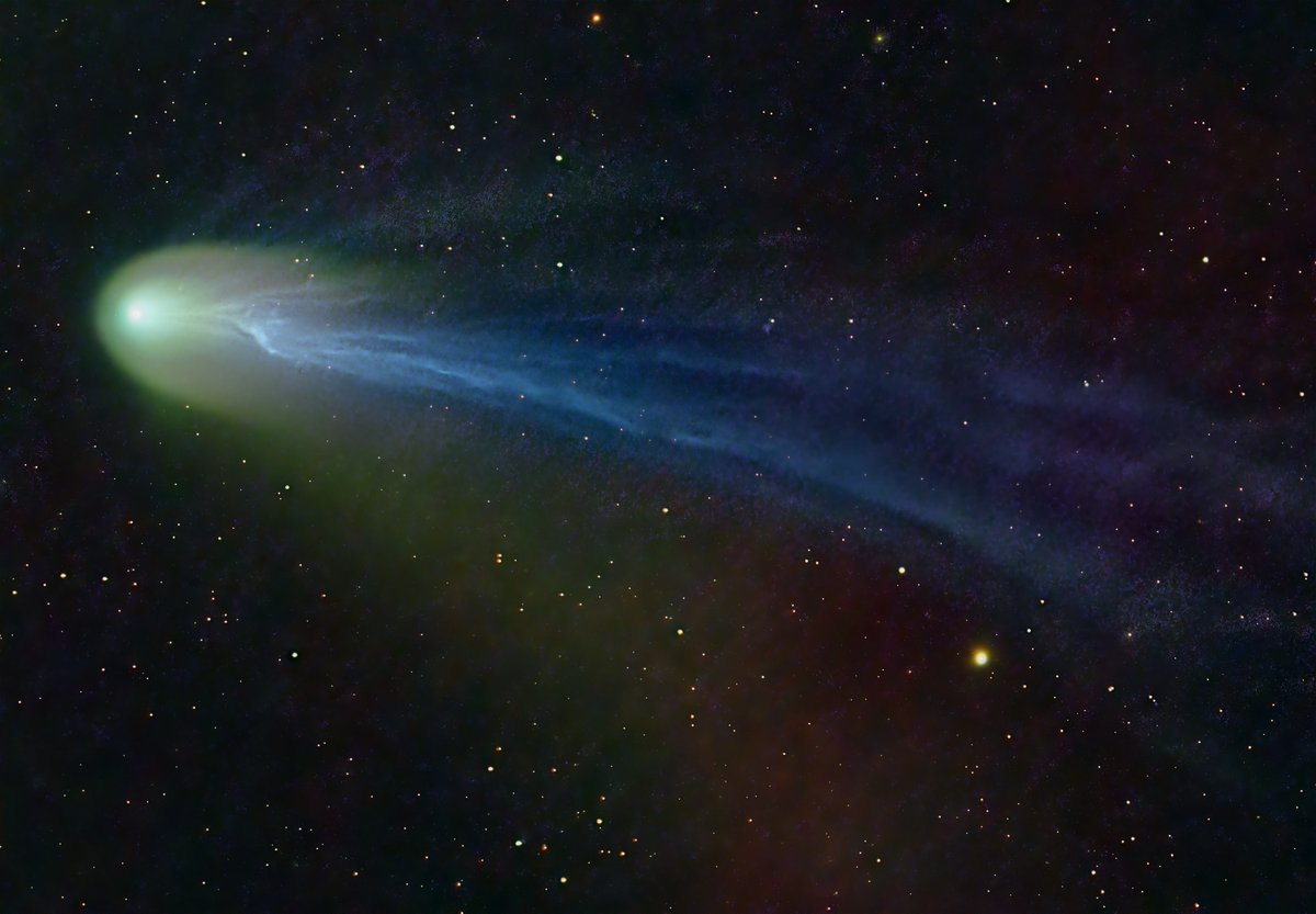 Comet Pons-Brooks, photographed yesterday from southern Spain by Fritz Helmut Hemmerich. The eerie green glow is from diatomic carbon. So beautiful. facebook.com/fritzhelmut.he…
