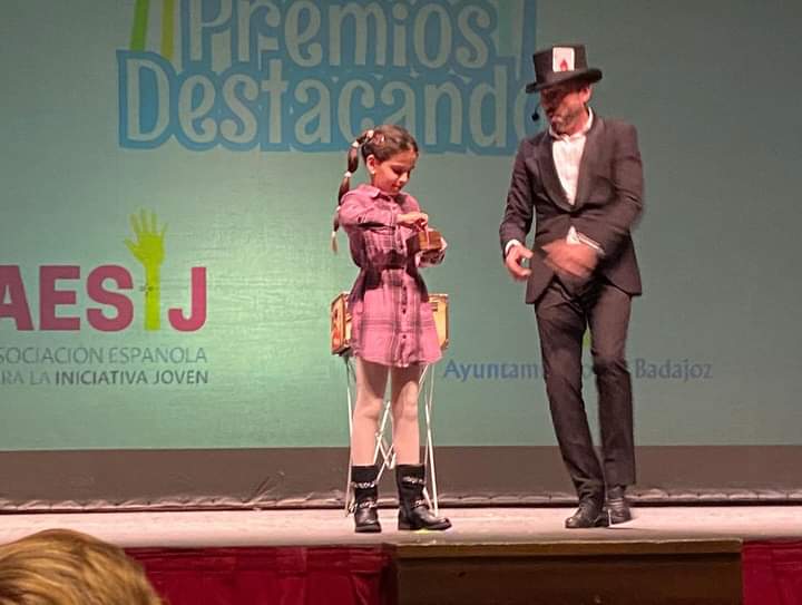 CpLuisVives's tweet photo. Participación de nuestro alumnado de 4° y 6° de Educación Primaria en los “ Premios Destacando 2024” con su programa Intergeneracional en el que aprenden y comparten juegos con los más mayores #premiosdestacando #programaintergeneracional https://t.co/5AsuY9N9EF