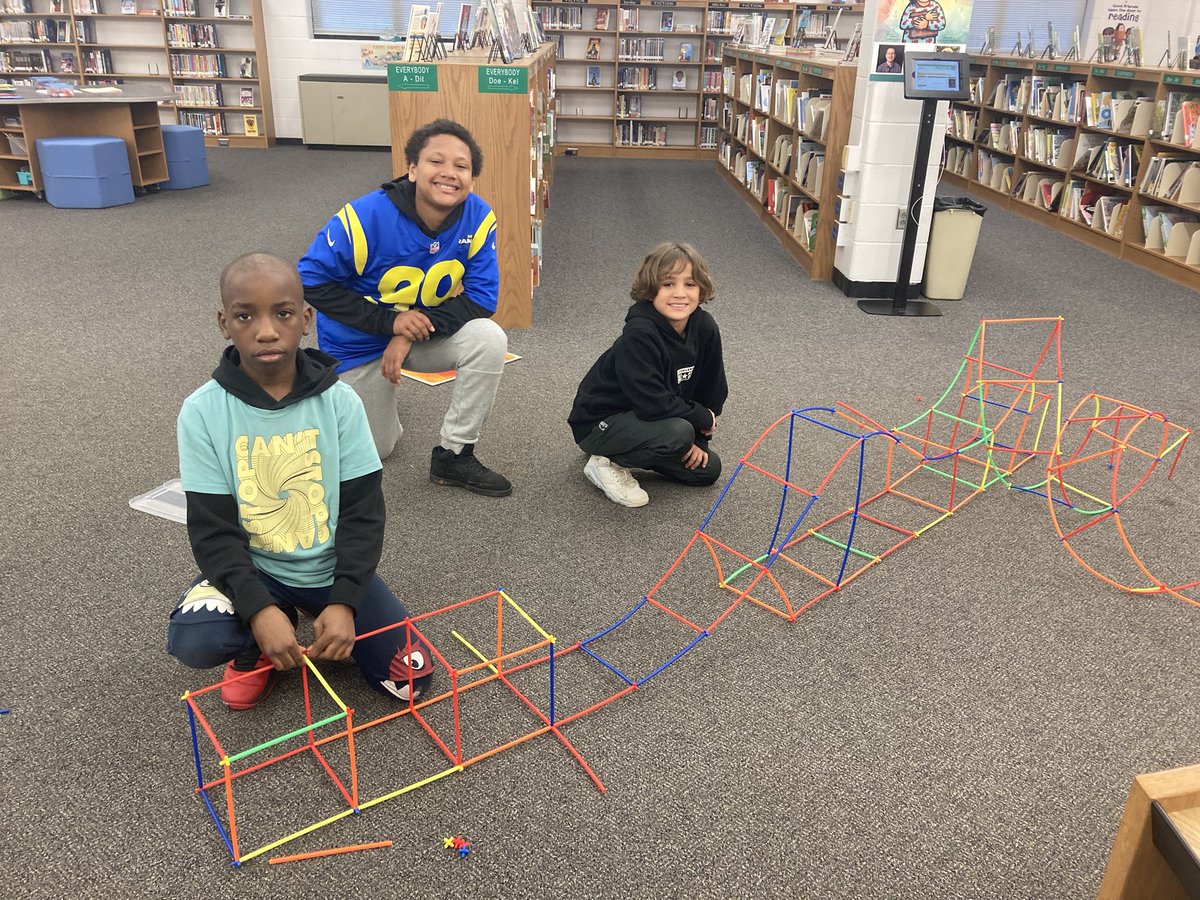 Cool #STEMchallenge roller coaster design happening with some fourth grade @WilderWildcats in Means’ class.  ❤️🎢 #JCPSLibraries @JCPS_LMS @BillPerkins12