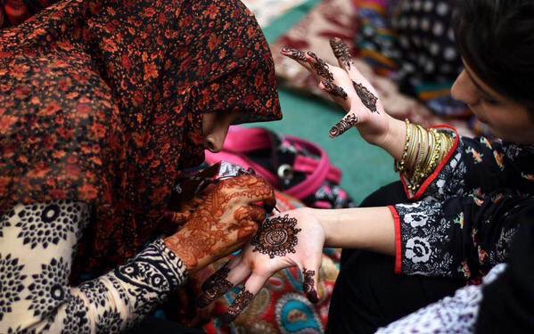 BeautyPakistani's tweet photo. Eid Celebrations in Pakistan. https://t.co/ZerbwwRGdl