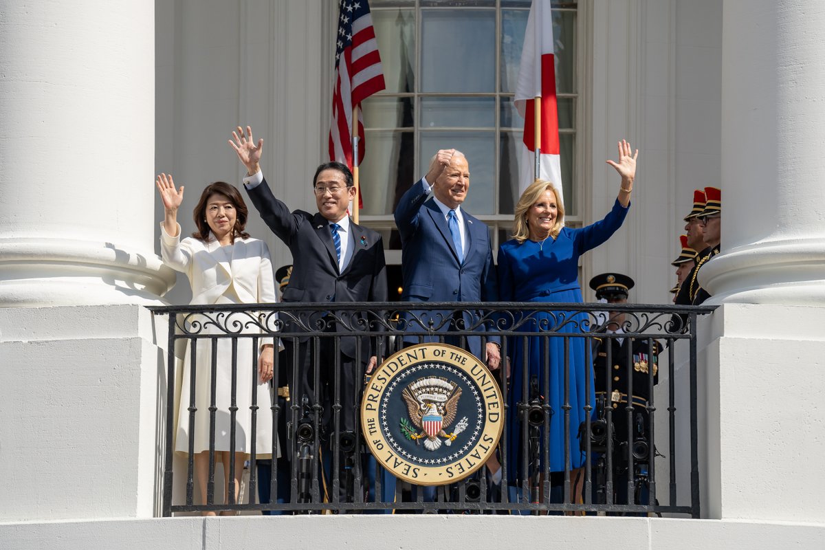 POTUS46Archive's tweet photo. It’s spring in Washington.

That means the cherry blossoms are in bloom across the city thanks to a gift from Japan of 3,000 cherry trees over a century ago.

Like these trees, the friendship between the United States and Japan is timeless, inspiring, and thriving. https://t.co/QPb9pgnP8t