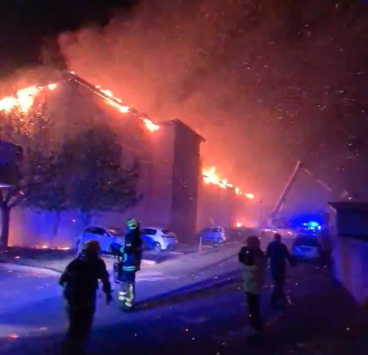 CerfiaFR's tweet photo. 💚🇫🇷 SMILE | Dans la nuit du 8 au 9 avril, Moktar a escaladé à mains nues les balcons d'un immeuble ravagé par les flammes à Saint-Marcel-lès-Valence pour sauver deux enfants, une mère et une adolescente. Sa femme a également contribué au sauvetage en alertant les voisins et en les mettant en garde contre l'incendie. Cinquante personnes ont été évacuées, vingt-six ont été conduites à l'hôpital. 

(Via @F3Rhone_Alpes)