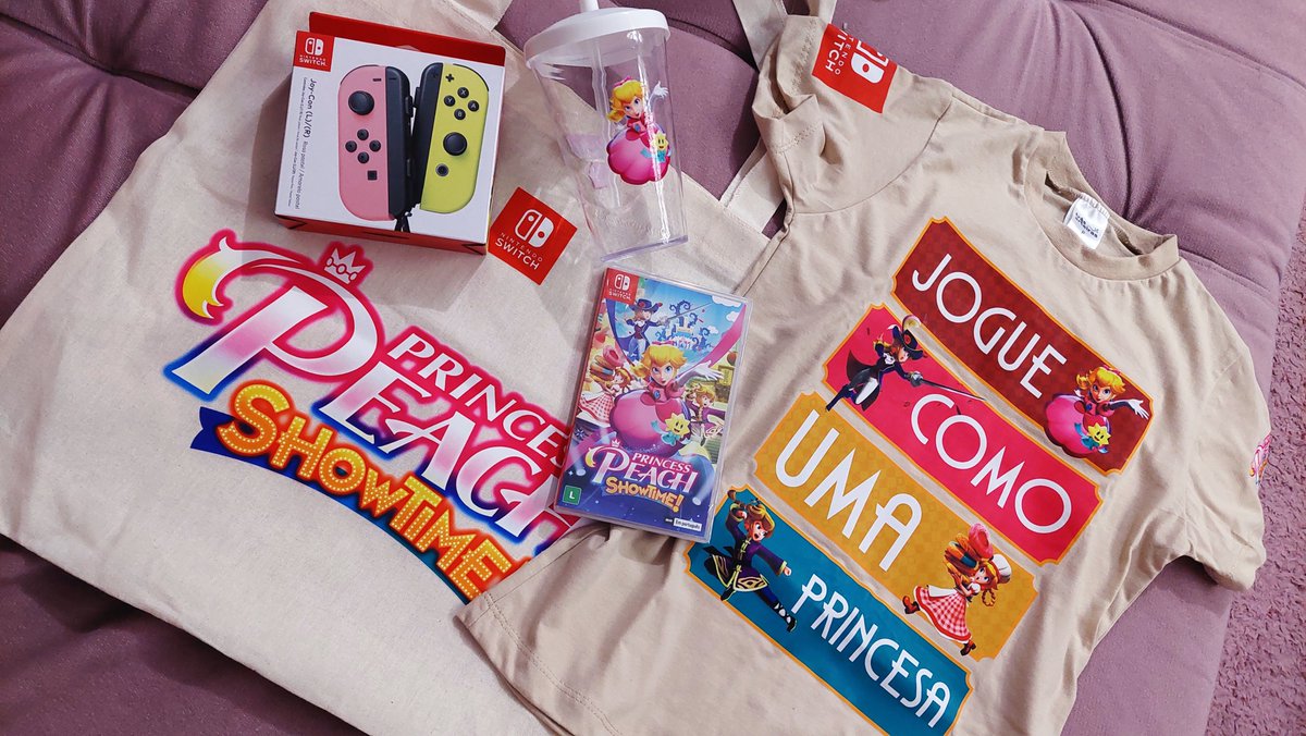 Olha esse mimo maaaravilhoso que a @NintendoBrasil me mandou AAAAAAAA Muito obrigada pelo carinho!!! Ninguém me tira essa camiseta mais!😭👑🍑💖