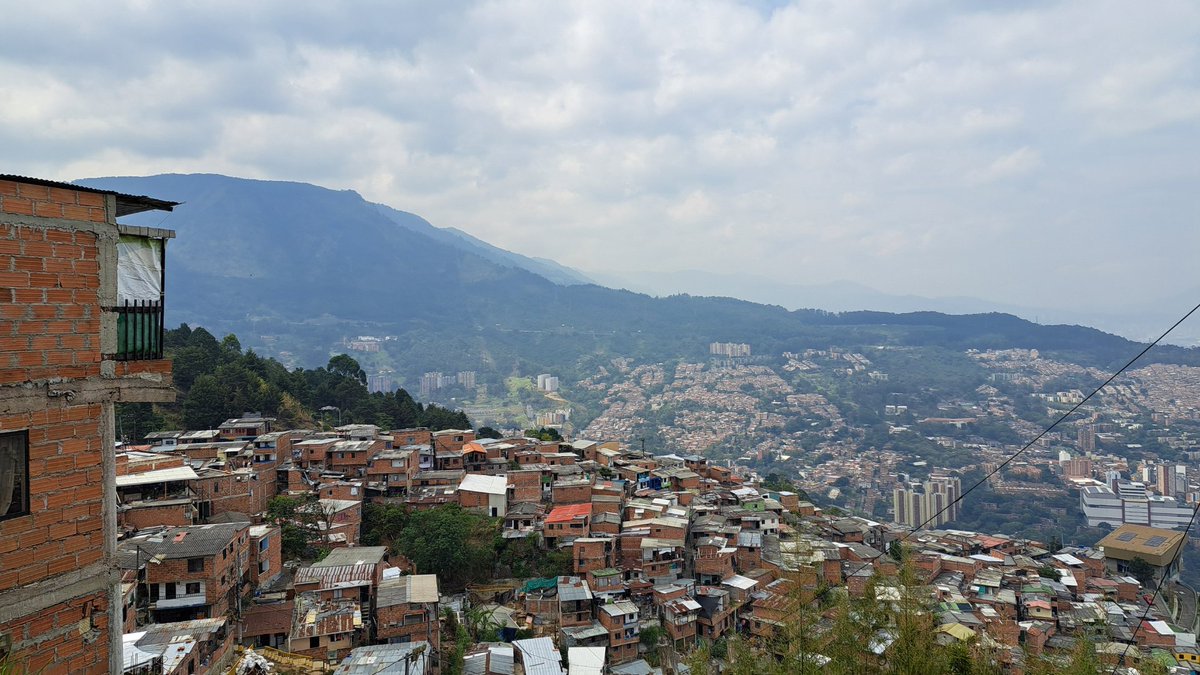 MapHubLAC's tweet image. En el marco del #OpenDataDay, junto a @dleojimenez  de @pomotecestudios y Territorio Mestizo, realizamos una jornada de mapeo en la Comuna 8, Medellín 🇨🇴 

Exploramos viviendas, caminos y espacios comunitarios, visibilizando laderas en el mapa de #OpenStreetMap.