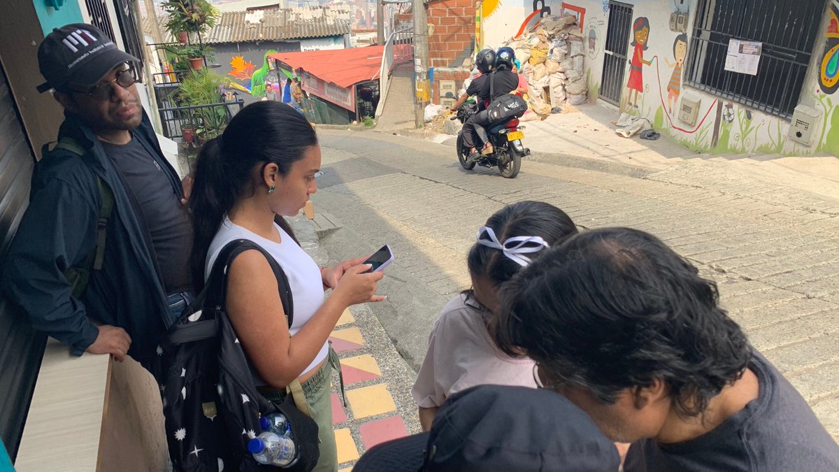 MapHubLAC's tweet image. En el marco del #OpenDataDay, junto a @dleojimenez  de @pomotecestudios y Territorio Mestizo, realizamos una jornada de mapeo en la Comuna 8, Medellín 🇨🇴 

Exploramos viviendas, caminos y espacios comunitarios, visibilizando laderas en el mapa de #OpenStreetMap.