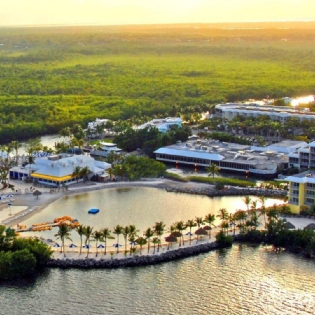 Ocean Reef Airport, part of the Ocean Reef Club in the Florida Keys, offers a thrilling landing experience for pilots with a narrow runway. It boasts amazing amenities like tennis courts, shops, restaurants, and a golf course. Want to experience it? Let us know in the comments!