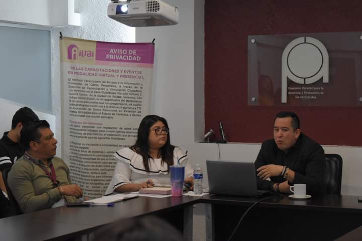 CEAPP_V's tweet image. 📢 Personal de CEAPP recibió la capacitación "Clasificación de Información: Confidencial y Reservada"  🗃️ por el Secretario de Acuerdos del #IVAI con el objetivo de fortalecer la #transparencia y garantizar el acceso a la información pública.🗞️📰
#Periodismo #Capacitación