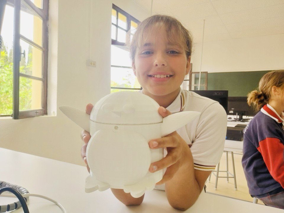 Cuando ponemos en prácticas nuestros conocimientos de tecnología🤖, ¡los resultados son apasionantes! 

Nuestra alumna😍 muestra el resultado obtenido con su trabajo por medio de impresora 3D. 👏👏

¿A qué es maravilloso?

#Tic
#tecnología
#robotica
#impresoras3D
#3Dprinting