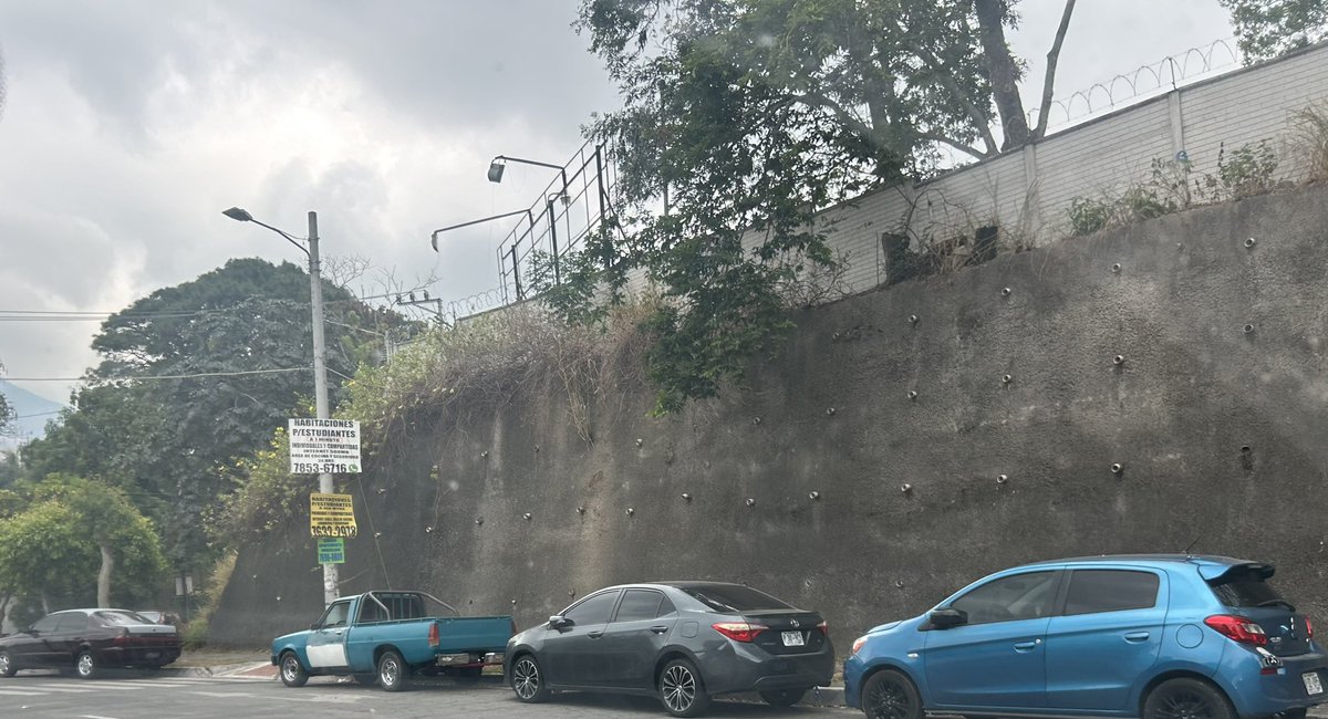 Carros estacionados en aceras y en redondel que obstaculizan ingreso de vehículos y a peatones que estudian en la U. Evangélica y residenciales  <a href="/VMTElSalvador/">VMT</a> <a href="/PNCSV/">PNC El Salvador</a>
