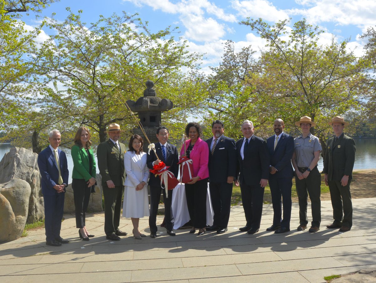 Today, we were honored to welcome Japanese Prime Minister Kishida Fumio to the National Mall. Symbolizing the friendship between our nations, Prime Minister Kishida presented two cherry trees to @NatlParkService Director Chuck Sams to join our other Japanese cherry trees.🌸🇺🇸🇯🇵