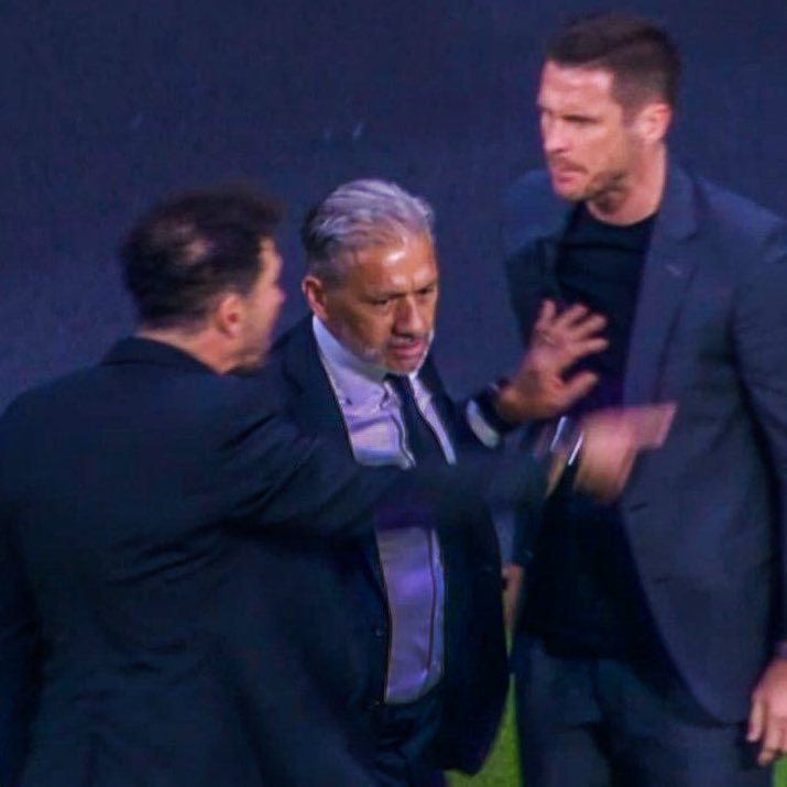 unserfussball's tweet photo. Ça a été très tendu entre Diego Simeone et Sebastian Kehl sur le banc ! #BVB #AtletiBVB #ATLBVB https://t.co/5aTXwDwK8Y