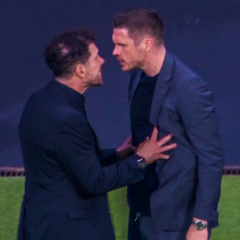 unserfussball's tweet photo. Ça a été très tendu entre Diego Simeone et Sebastian Kehl sur le banc ! #BVB #AtletiBVB #ATLBVB https://t.co/5aTXwDwK8Y
