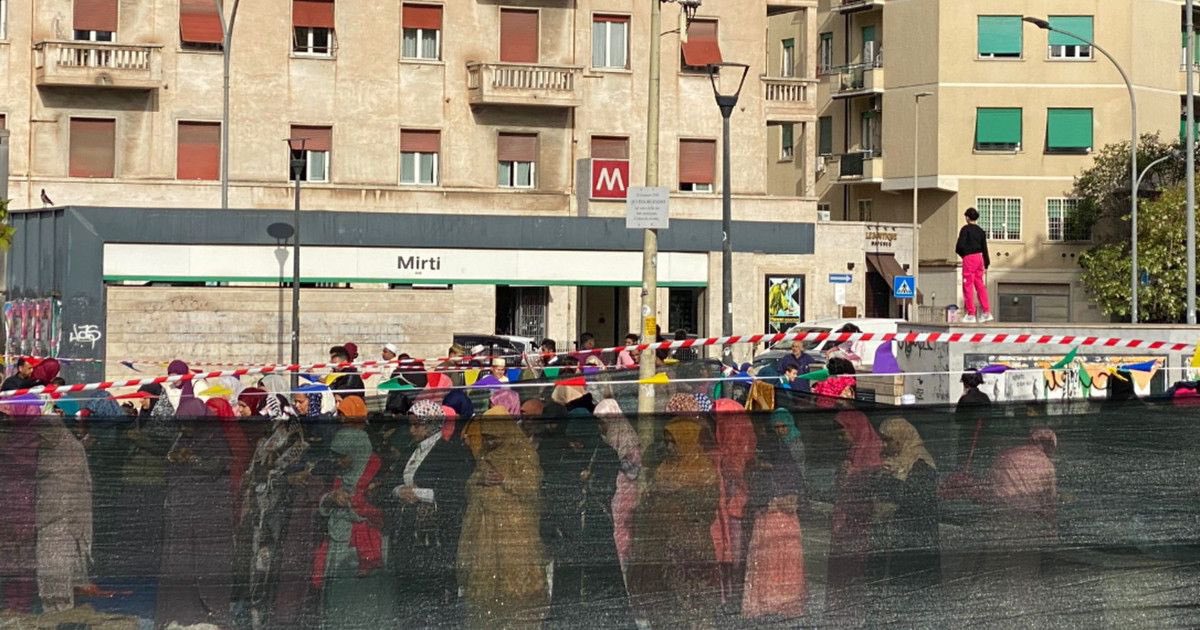 Donne chiuse in un recinto a Roma, dai loro uomini, per la festa di fine #Ramadan. Loro non sono degne. Patriarcato osceno! Le femministe? Erano impegnate nella battaglia prerché si dica frogorifera e rubinetta