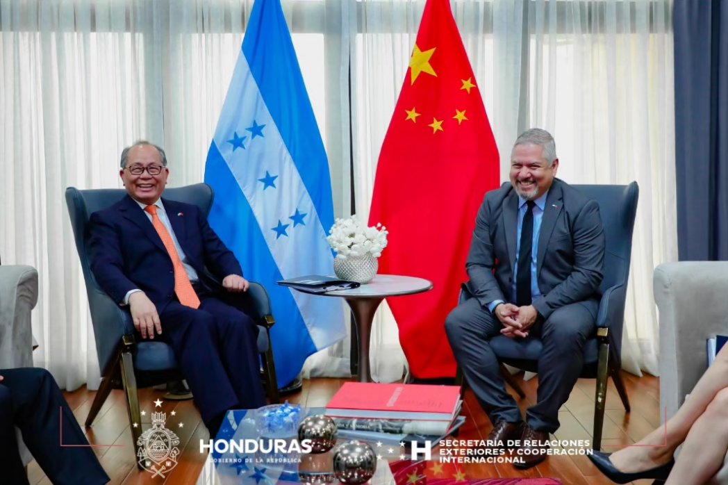 CancilleriaHN's tweet photo. 🇭🇳🇨🇳| El Canciller @EnriqueReinaHN, se reunió con el Representante Especial del Gobierno Chino para Asuntos Latinoamericanos, Qiu Xiaoqi, donde abordaron temas de cooperación en educación, agricultura, tecnología y comercio, asimismo, la realización de la cumbre China–CELAC 2024. https://t.co/jxg4K7CCQH