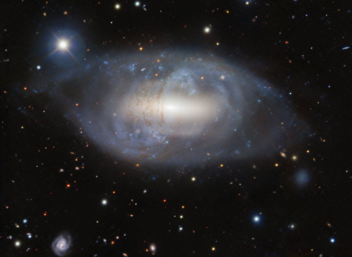 The very unusual galaxy NGC 2685, also known as the Helix Galaxy, is located about 40 million light-years away in the constellation Ursa Major. This #imageoftheweek was captured by the @Geminiobs North telescope, operated by @NSF @NOIRLabastro. noirlab.edu/public/images/…