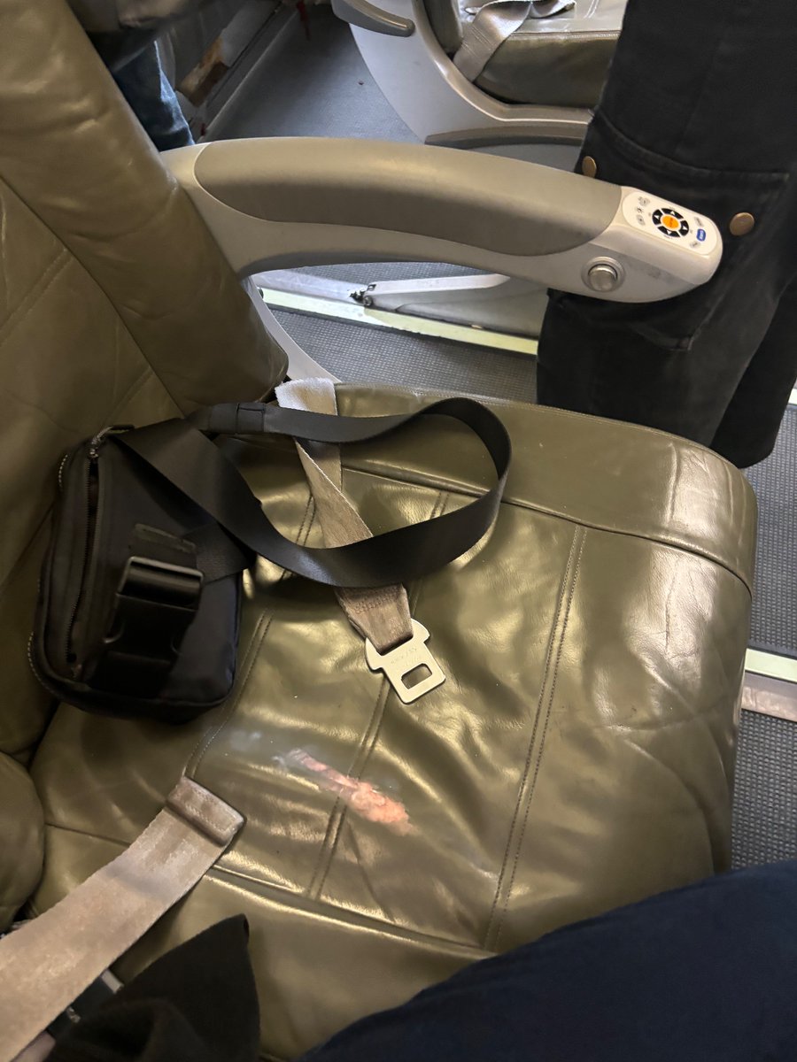 embauer_'s tweet photo. @JetBlue still waiting for someone to reach out about the gum in my seat from my flight on the 27th. https://t.co/OrMOgGEo8H
