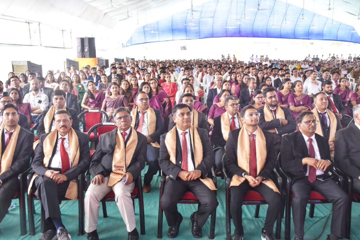बनासकांठा के बनास मेडिकल कॉलेज, मोरिया-पालनपुर के प्रथम दीक्षांत समारोह में वर्ष 2018 की प्रथम बैच के 140 विद्यार्थियों को डिग्री-प्रमाण पत्र प्रदान कर सम्मानित किया। बनास मेडिकल कॉलेज देश-दुनिया का ऐसा कॉलेज है जो किसानों और पशुपालकों के पुरुषार्थ से निर्मित हुआ है। पशुपालक