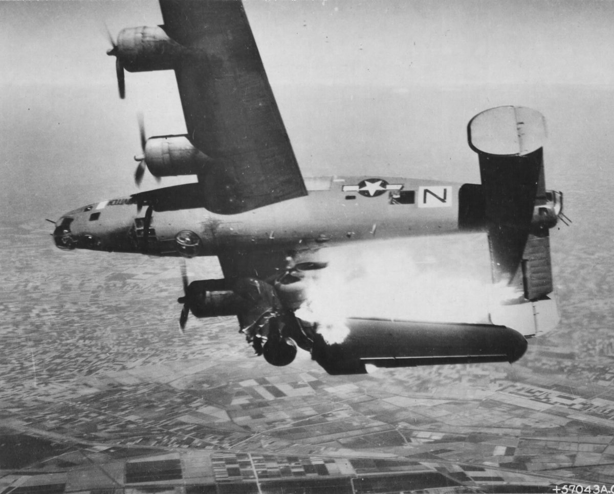 B-24L 'Stevonovitch II' of the of the 464th Bomber Group hit by German anti-aircraft fire over Lugo, Italy, 10 Apr 1945; out of the crew of 10 only 1, the bombardier, survived. 

#ww2 #wwii #worldwar2 #warbirds