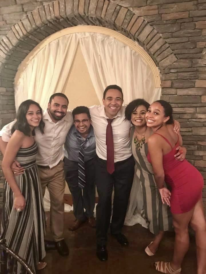 NATIONAL SIBLINGS DAY 🧑‍🧑‍🧒‍🧒 I’m proud to be part of the ‘Rogers Bunch’! I’m the oldest of SIX! Three boys and three girls. A Hispanic Brady bunch! It’s become increasingly rare for all six of us to be in the same room. That’s life. But I love them very much!