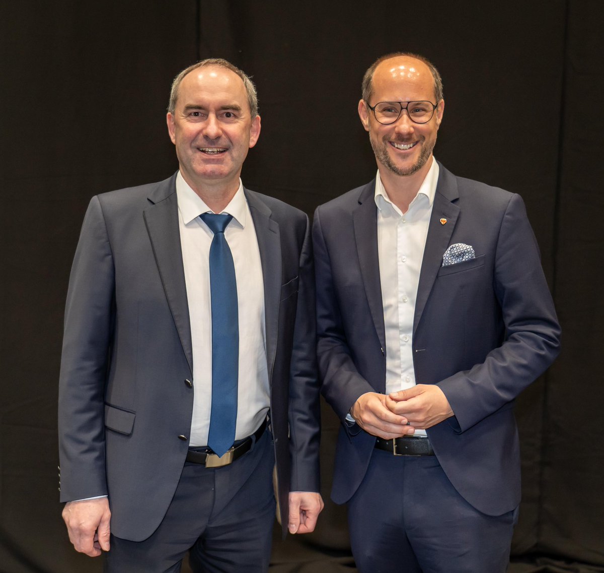 Treffen mit meinem Tiroler Amtskollegen Wirtschafts-Landesrat Mario Gerber in Innsbruck beim Mobilitätskongress der 4 Regionen. Autoindustrie und Mobilitätskonzepte im Wirtschaftsraum Bayern/Österreich/Schweiz/Südtirol müssen aufeinander abgestimmt sein! Keine ideol. Vorgaben!