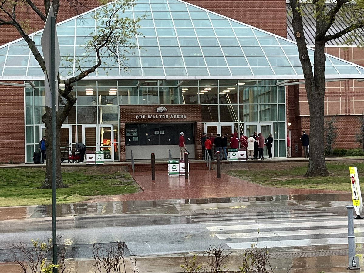 Arkansas fans (and Lexington media) starting to line-up outside Bud Walton despite the rain