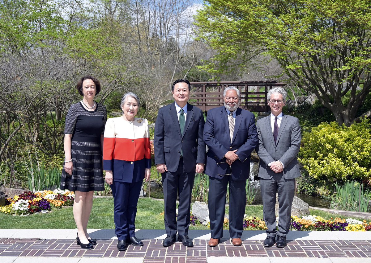 Amb. Cho hosted a luncheon to honor Secretary Lonnie G. Bunch III of @smithsonian, Deputy Secretary/COO Meroë Park, and @NatAsianArt Director Chase F. Robinson. They discussed enhancing bilateral cultural exchange.