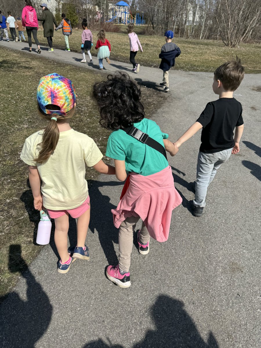 Perfect day for a Nature walk! ☀️#OcsbOutdoors @StClareOCSB @ocsbEco