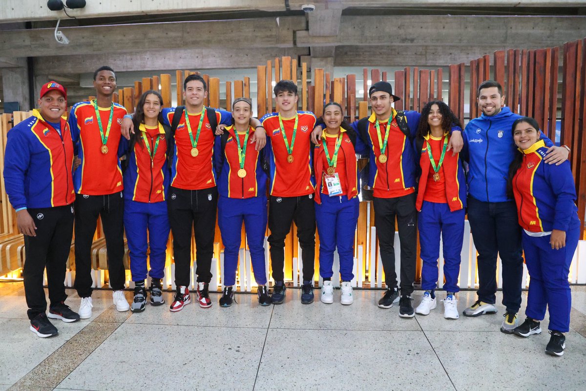 Ya están en suelo venezolano las selecciones masculina y femenina 3x3 que conquistaron el oro en los primeros Juegos Bolivarianos de la Juventud. ¡Felicidades, muchachos y muchachas, estamos orgullosos de ustedes! 🇻🇪🥇