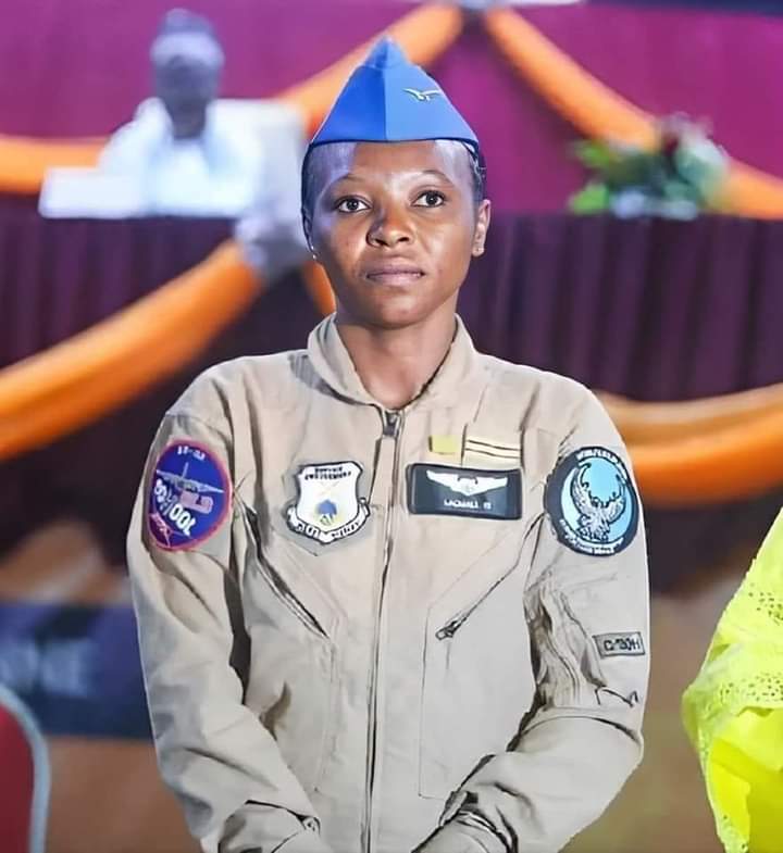 🇲🇱🇧🇫🇳🇪 #L'AES/Niger🇳🇪:Première femme pilote d'avion au Niger, elle s'appelle Oumma Laouali,  elle est dans l'armée de l'air du Niger. Nous sommes fiers de vous la sœur. C'est une fierté.
Des millions de cœurs pour notre Pilote famille