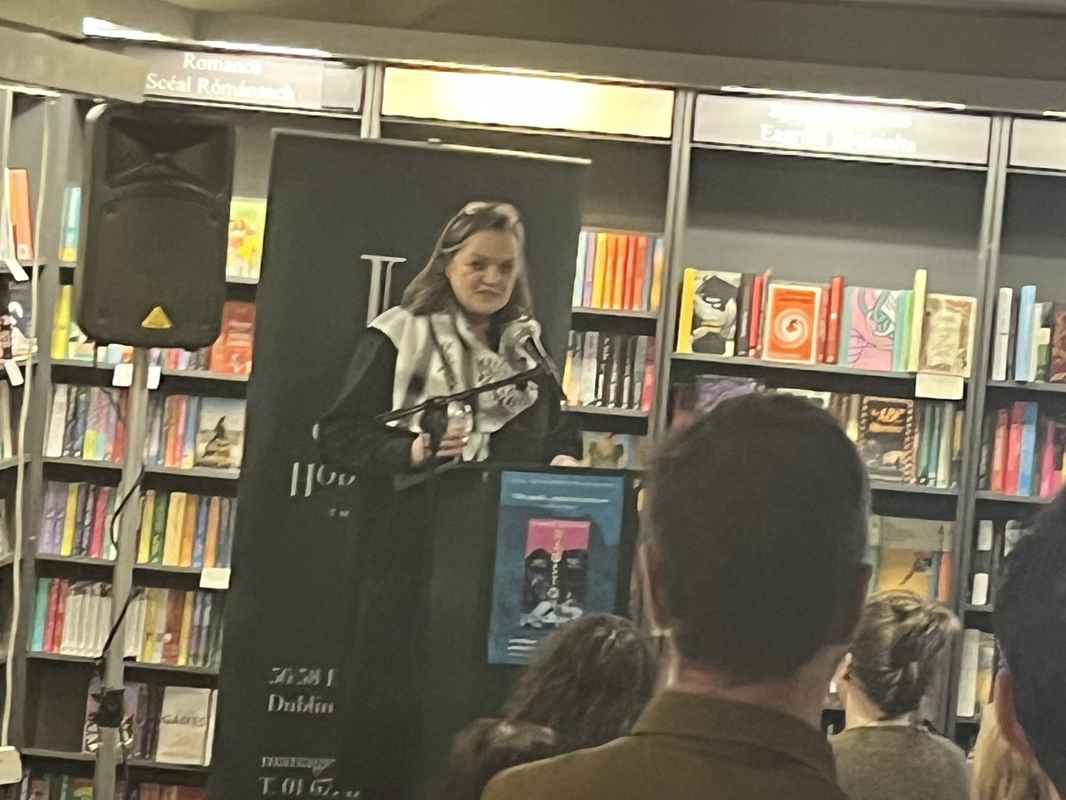 Congratulations to @sineadgleeson on the Hodges Figges launch of her debut novel Hagstone, a celebration of what it is to be an artist and of female solidarity, two qualities in which she is an expert and a shining example. A beautiful launch by @KishWidyaratna & Louise Kennedy