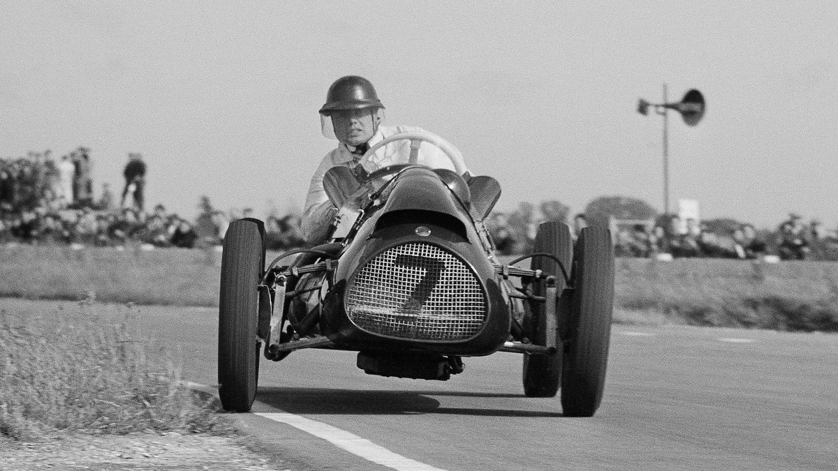 Mike Hawthorn, Britain's first F1 champ, was born OTD in 1929. Goodwood was the stage where he rose from the rank of walk-on extra to name-in-lights star - in one day, as Paul Fearnley writes in today's Great Read: bit.ly/3ZqqQmx