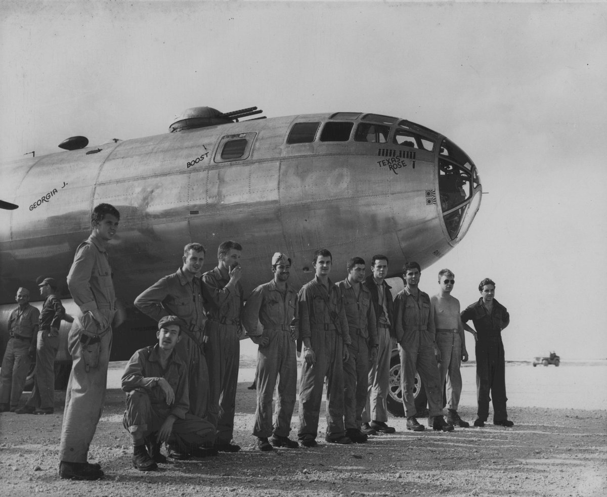 Crew members of the first B-29 bomber to land at Yontan Airfield, Okinawa, Japan, 1945 

#ww2 #wwii #worldwar2 #warbirds