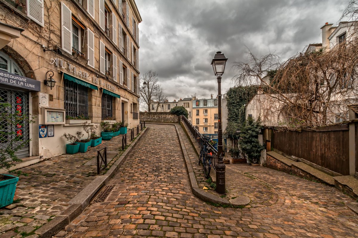 #Paris 🇫🇷 
#street #streetphotography #city #citystreet #landscape #landscapephotography #streetlandscape #citylandscape #sky #clouds #cloudysky
#cloudy #cloudyday