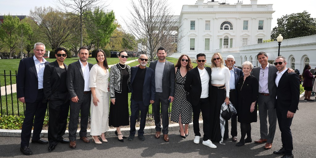 🇺🇸 Yesterday The Long Game screened at the @WhiteHouse in partnership with the @HHFoundation! Director Julio Quintana and cast members Jay Hernandez, Cheech Marin, Julian Works, Paulina Chávez, and the incredible Lupe Felan were all there. In theaters April 12. #TheLongGame