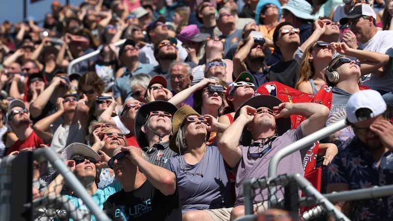 'You would notice visual symptoms within 4-6 hours. But some may notice symptoms after 12 hours,' Michelle Andreoli, MD, @NMOphthalmology to @CNN on how to tell if your eyes are damaged following the #Eclipse2024 buff.ly/3QkYBUX