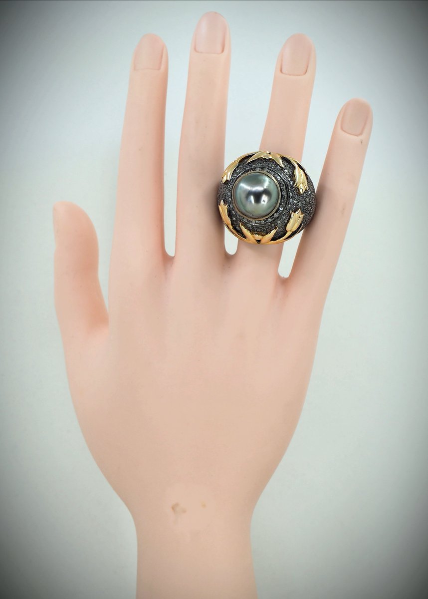 Grand 32.95 grams massive ring in gold, silver, diamonds and a splendid Tahitian pearl Superbly crafted statement ring Hallmarked
#massivegoldring #goldandsilver #naturaldiamonds #tahitianpearl #blackpearl #estatejewelry #hallmarked #highjewelry #rarevintage