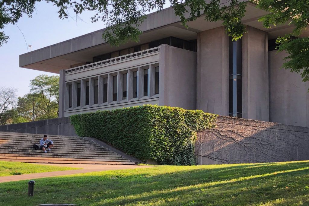 Congratulations to the five <a href="/NewhouseSU/">Newhouse School</a> faculty members recognized by <a href="/SyracuseU/">Syracuse University</a> for their teaching excellence! We are so proud of their achievements, work and dedication to helping Newhouse students succeed. #TeamNewhouse

Read more about the honorees: newhouse.syracuse.edu/news/newhouse-…