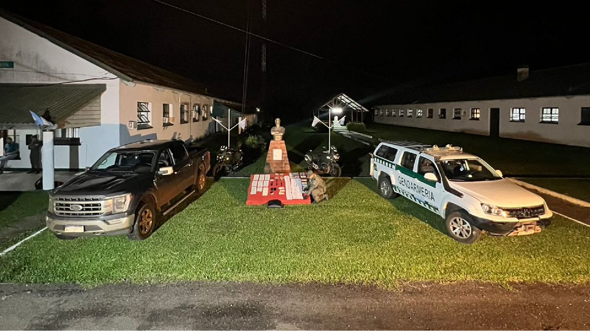 OPERATIVO “CRUCE DORADO” Interceptamos en Misiones, gracias a una acción coordinada entre la Prefectura Naval y la Gendarmería Nacional, a dos individuos que intentaban huir con un cargamento ilegal de lingotes de oro. Luego de un alerta emitido por personal de la…