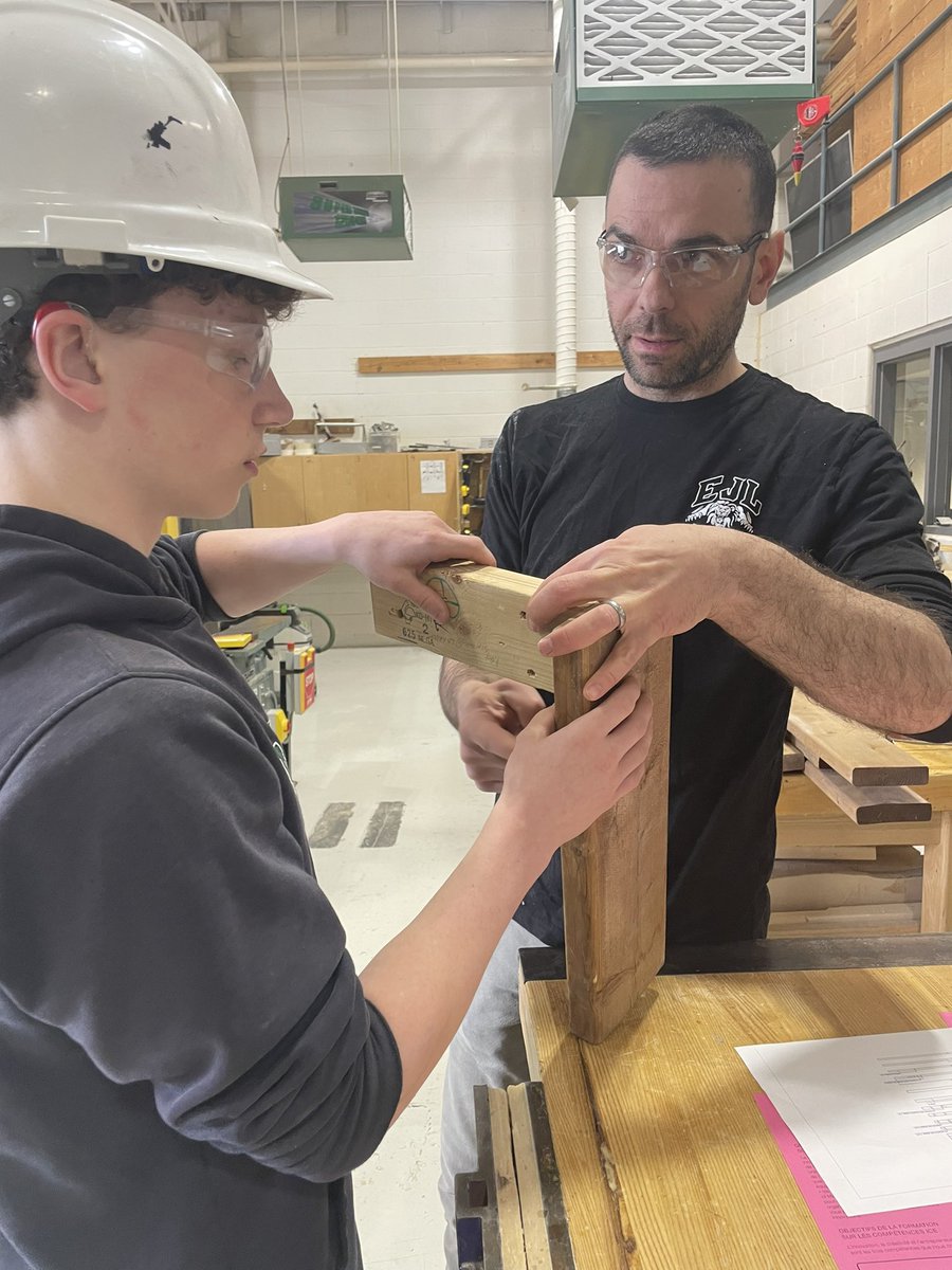 École secondaire catholique E.J. Lajeunesse tweet media