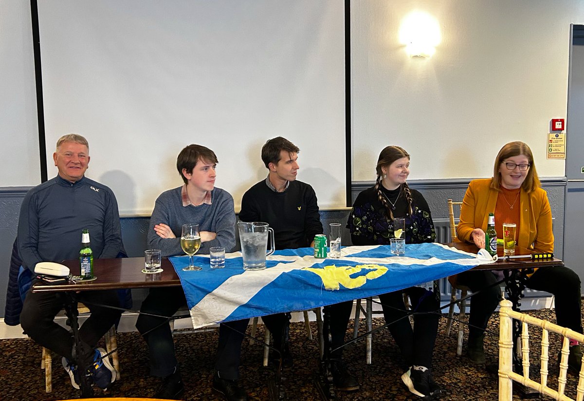 🏴󠁧󠁢󠁳󠁣󠁴󠁿 Really good public meeting in Burntisland this evening, reflecting back on 25 years of devolution and the path to Scotland’s destination: independence. It was a pleasure to welcome guests from the @YSINational, who are younger than devolution, as well as @DavidHTorrance MSP.