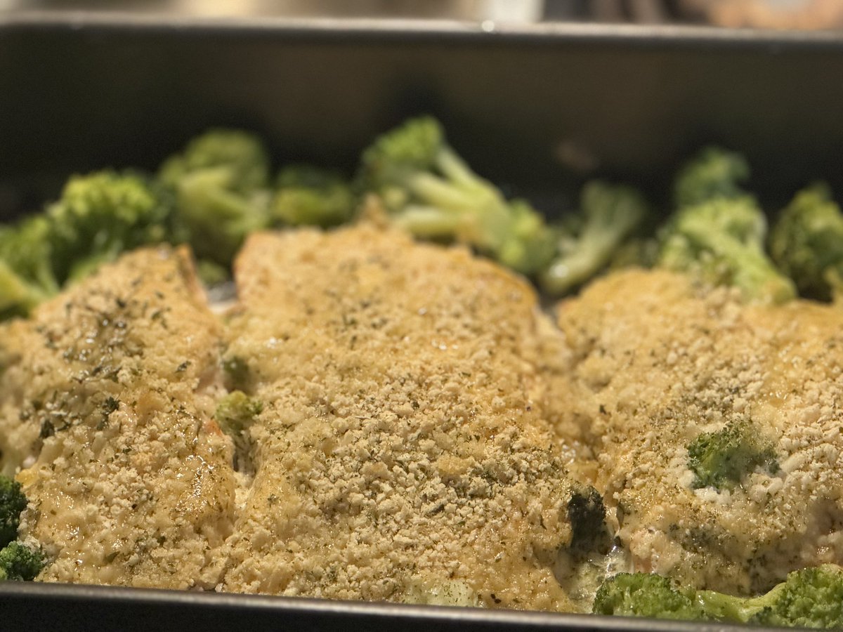 Just baked a yummy tray of salmon and broccoli with a creamy honey mustard sauce & lemon garlic, Parmesan crust for lunch! #salmonandbroccoli #parmesancrust #bakedsalmon #whatsforlunch 😋🐟🥦